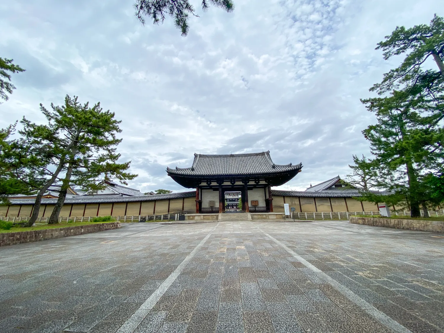 法隆寺は入口すらも古代の力を感じる1