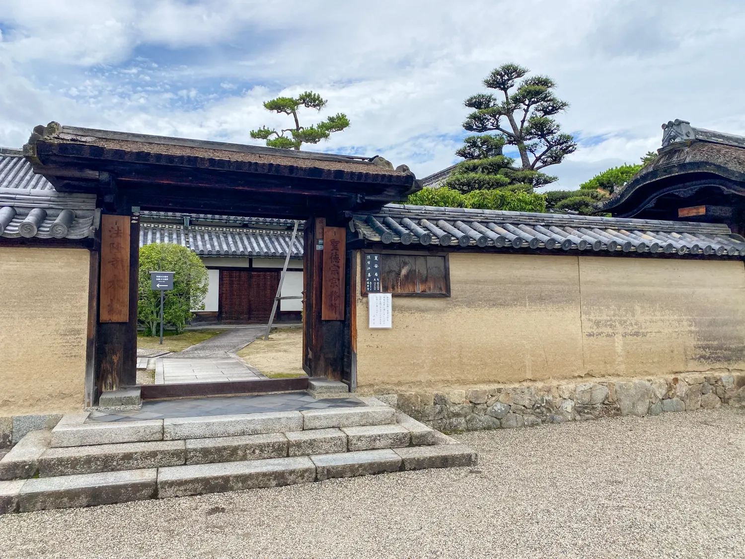 法隆寺は入口すらも古代の力を感じる10