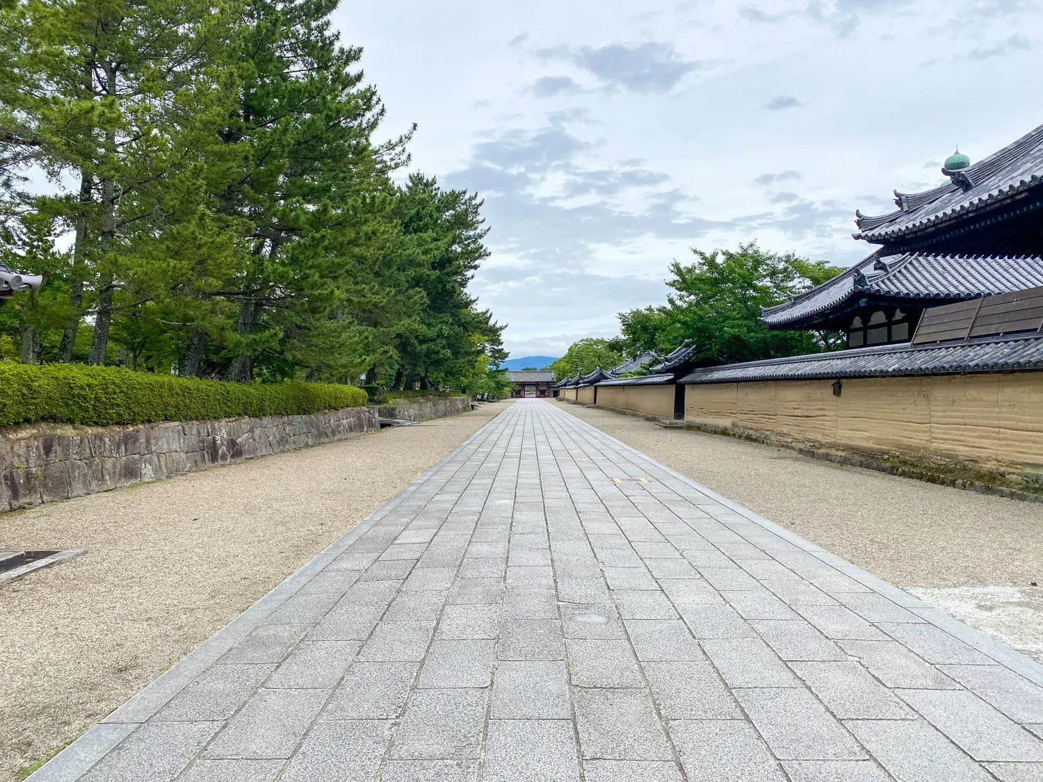 法隆寺は入口すらも古代の力を感じる11