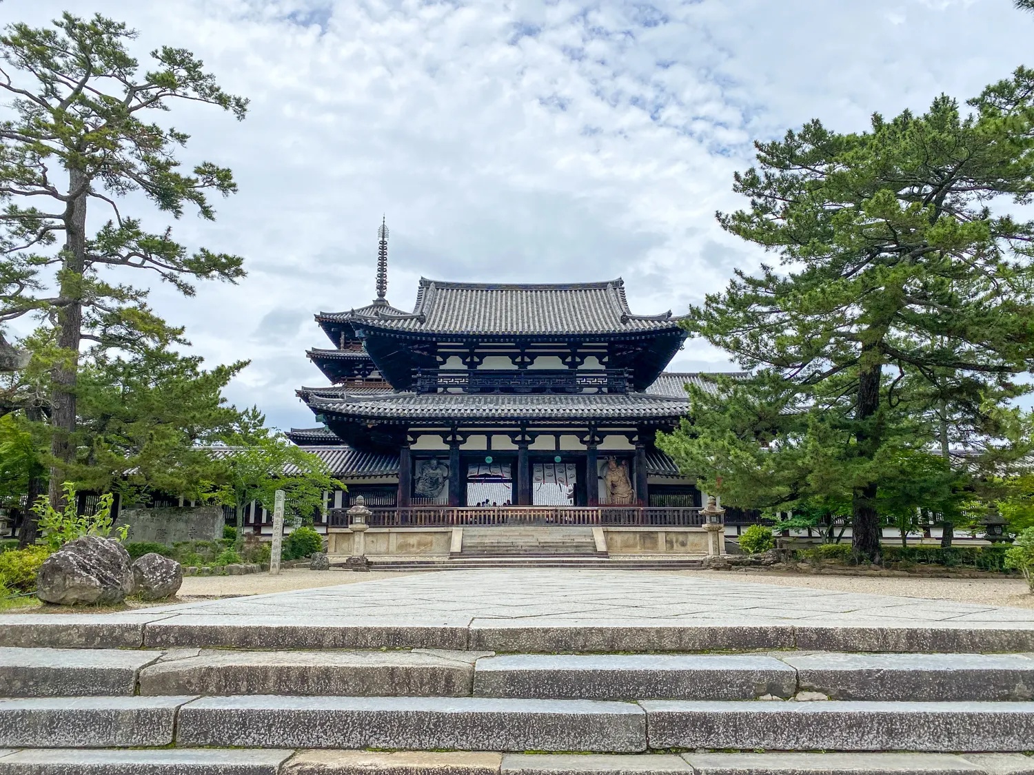 法隆寺は入口すらも古代の力を感じる14