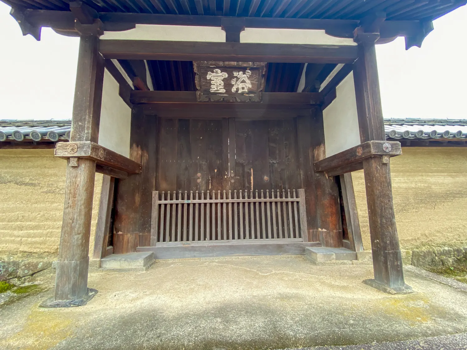 法隆寺は入口すらも古代の力を感じる17