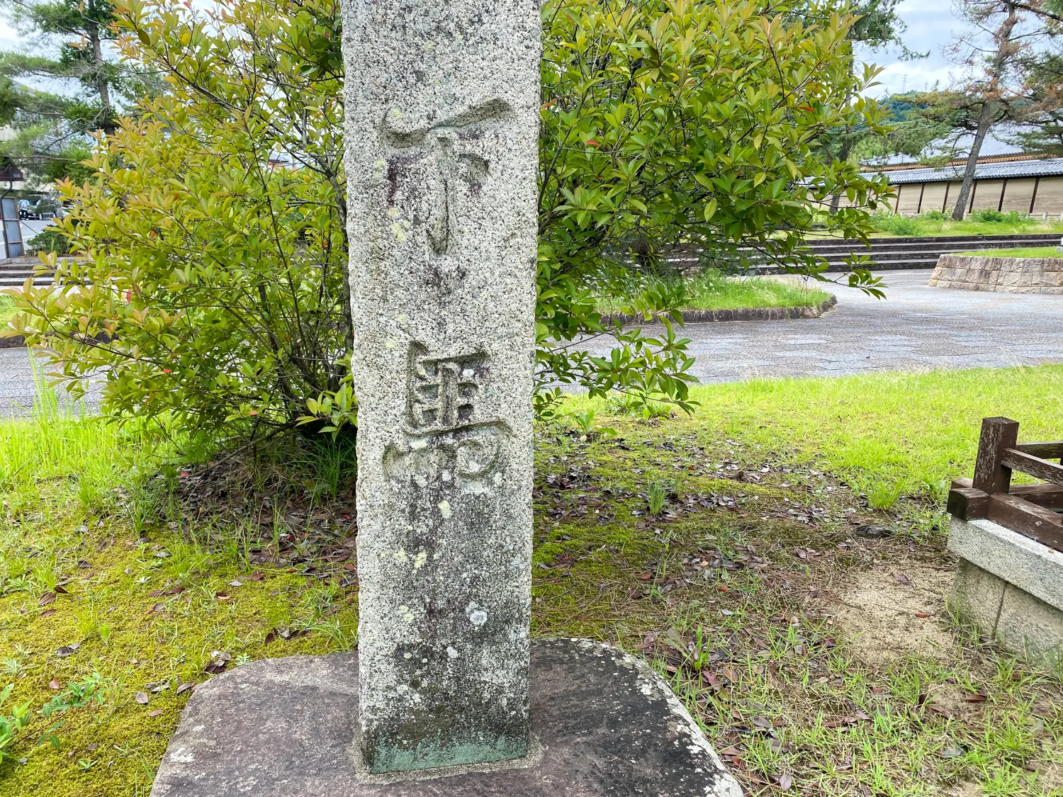 法隆寺は入口すらも古代の力を感じる5