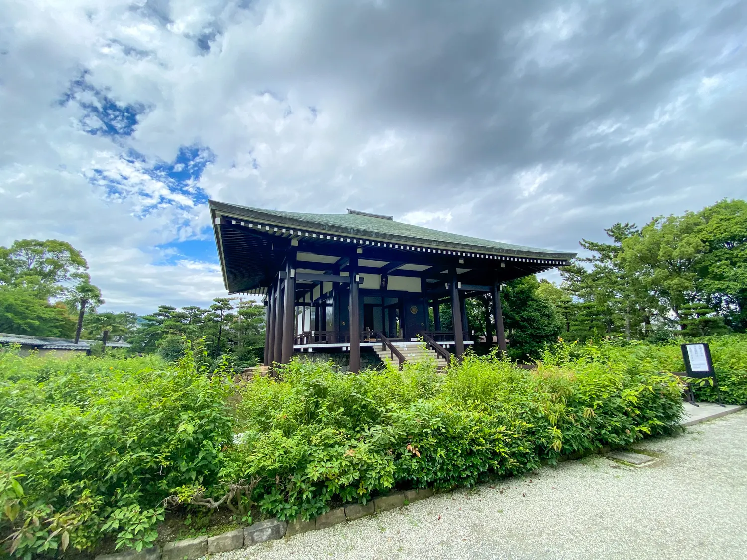 法隆寺でも特別な空間「中宮寺」93