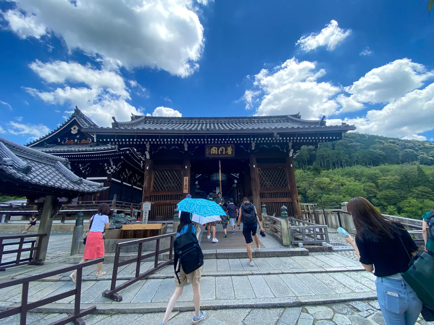 清水寺は入口から魅了される10