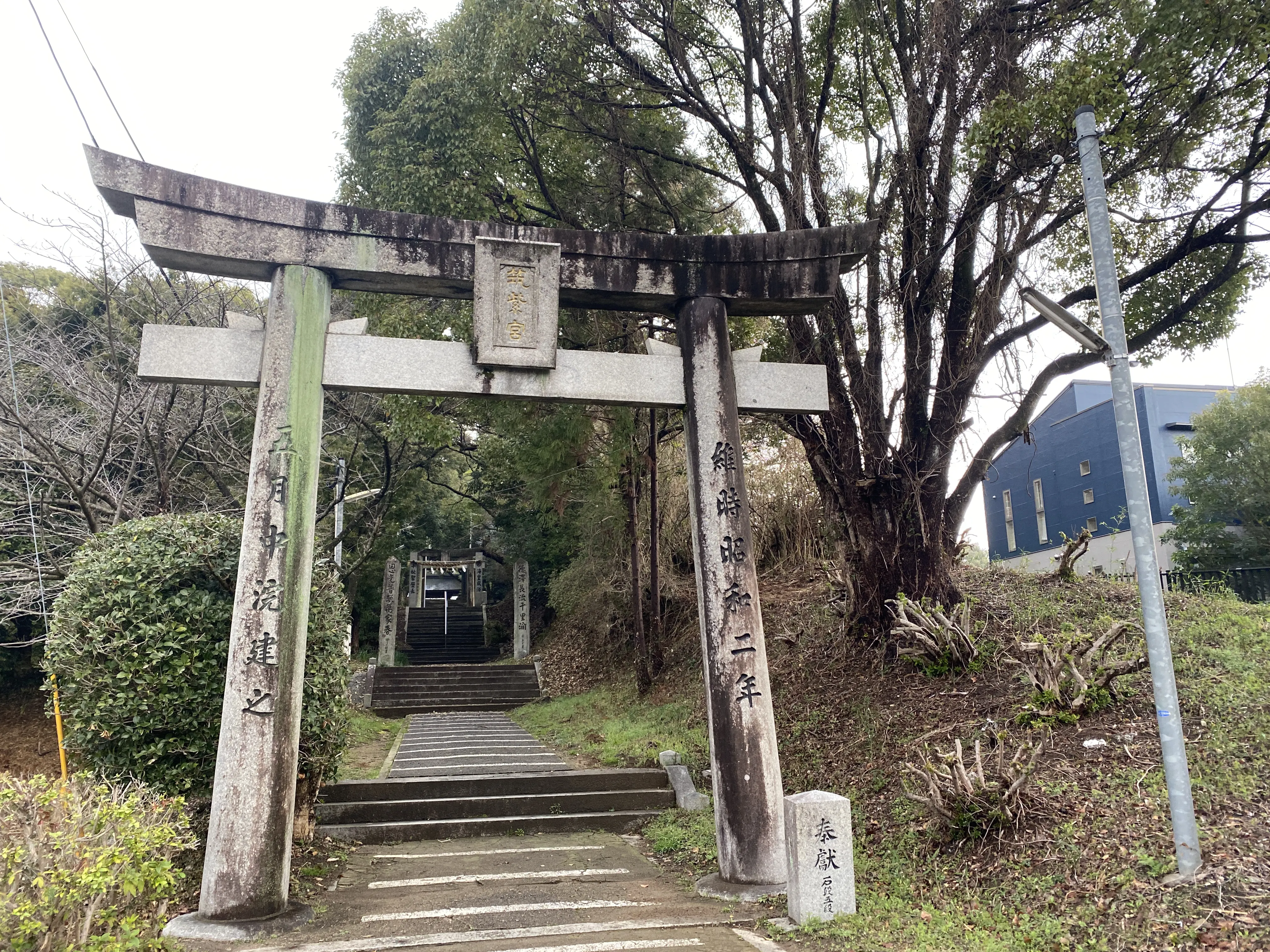 豪華なひな飾りをする筑紫神社1