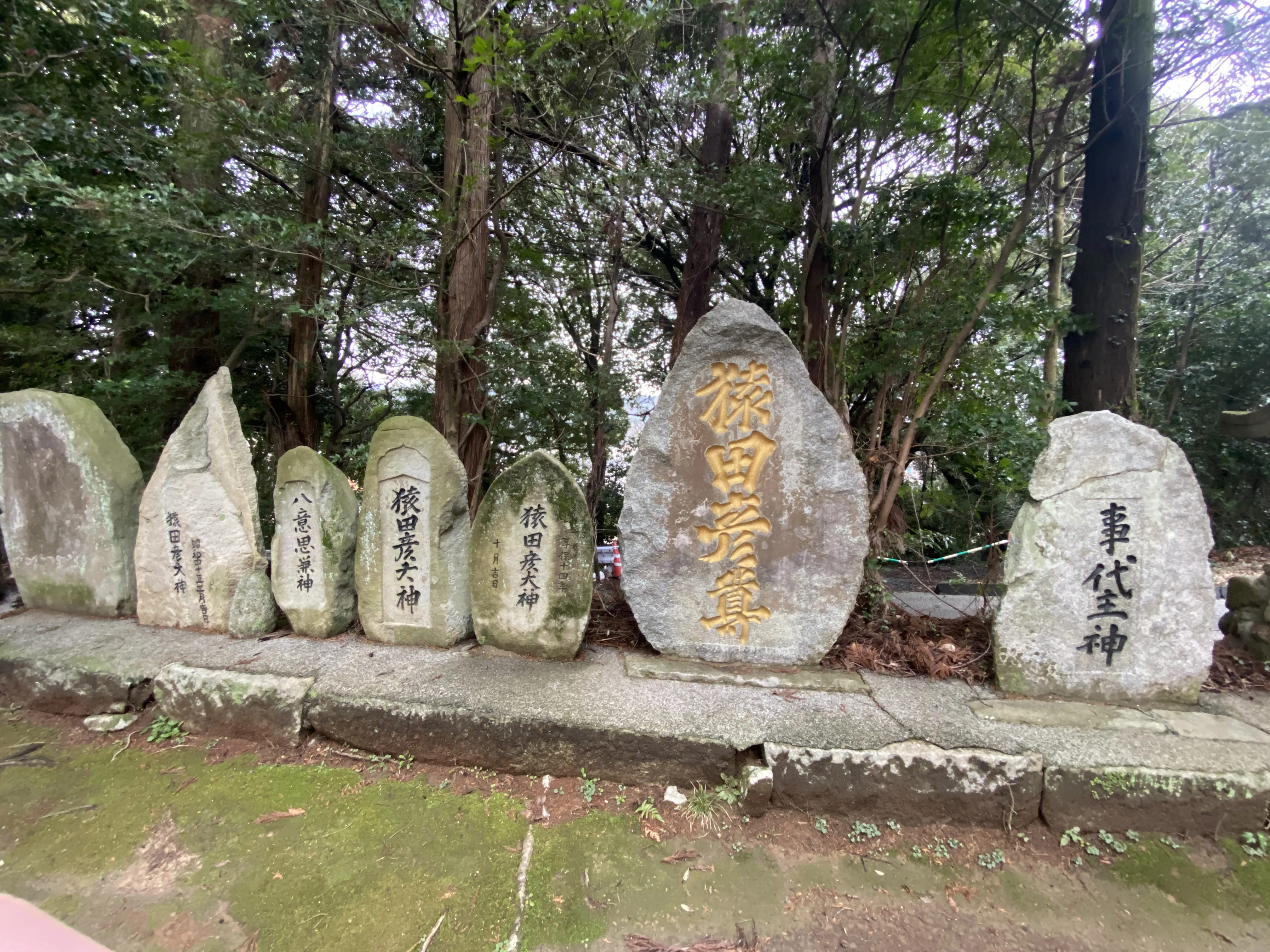 豪華なひな飾りをする筑紫神社10