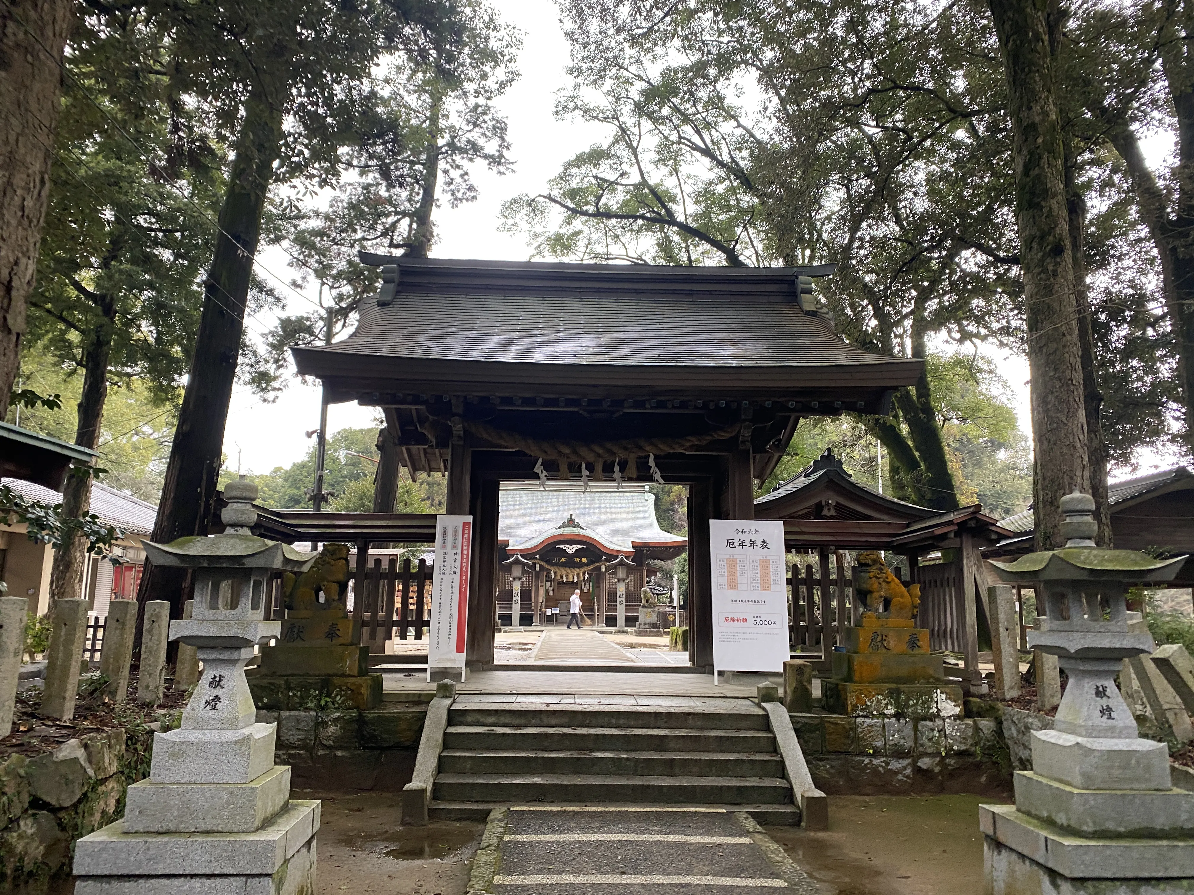 豪華なひな飾りをする筑紫神社5