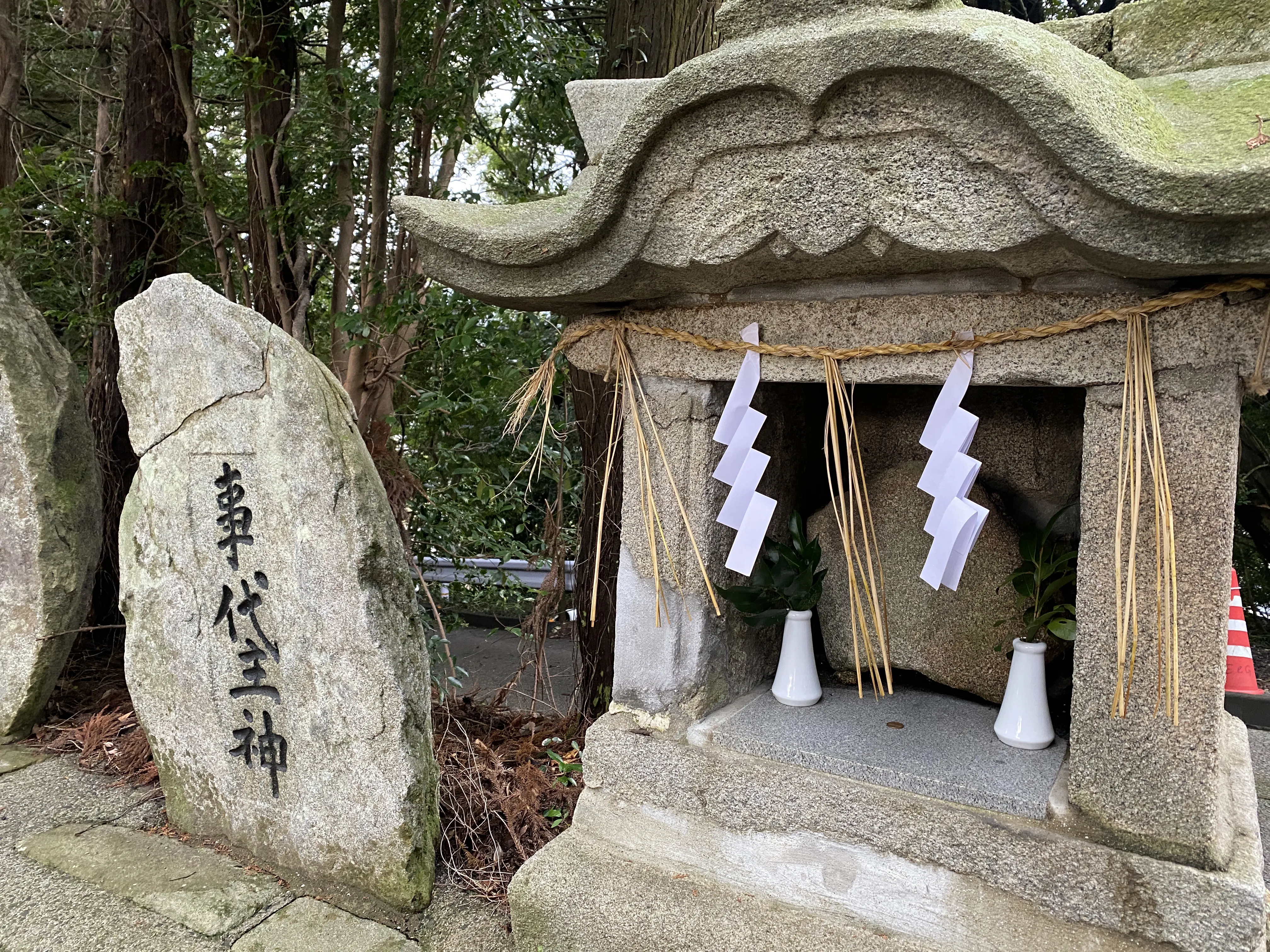 豪華なひな飾りをする筑紫神社9