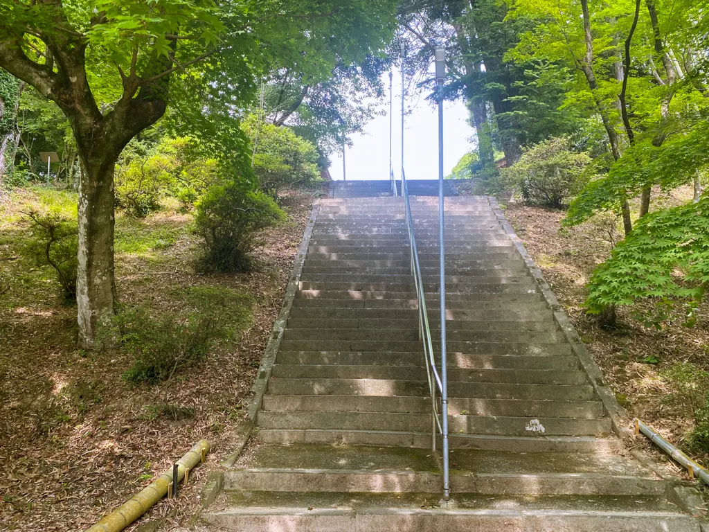 本殿へと続く階段「白石神社」