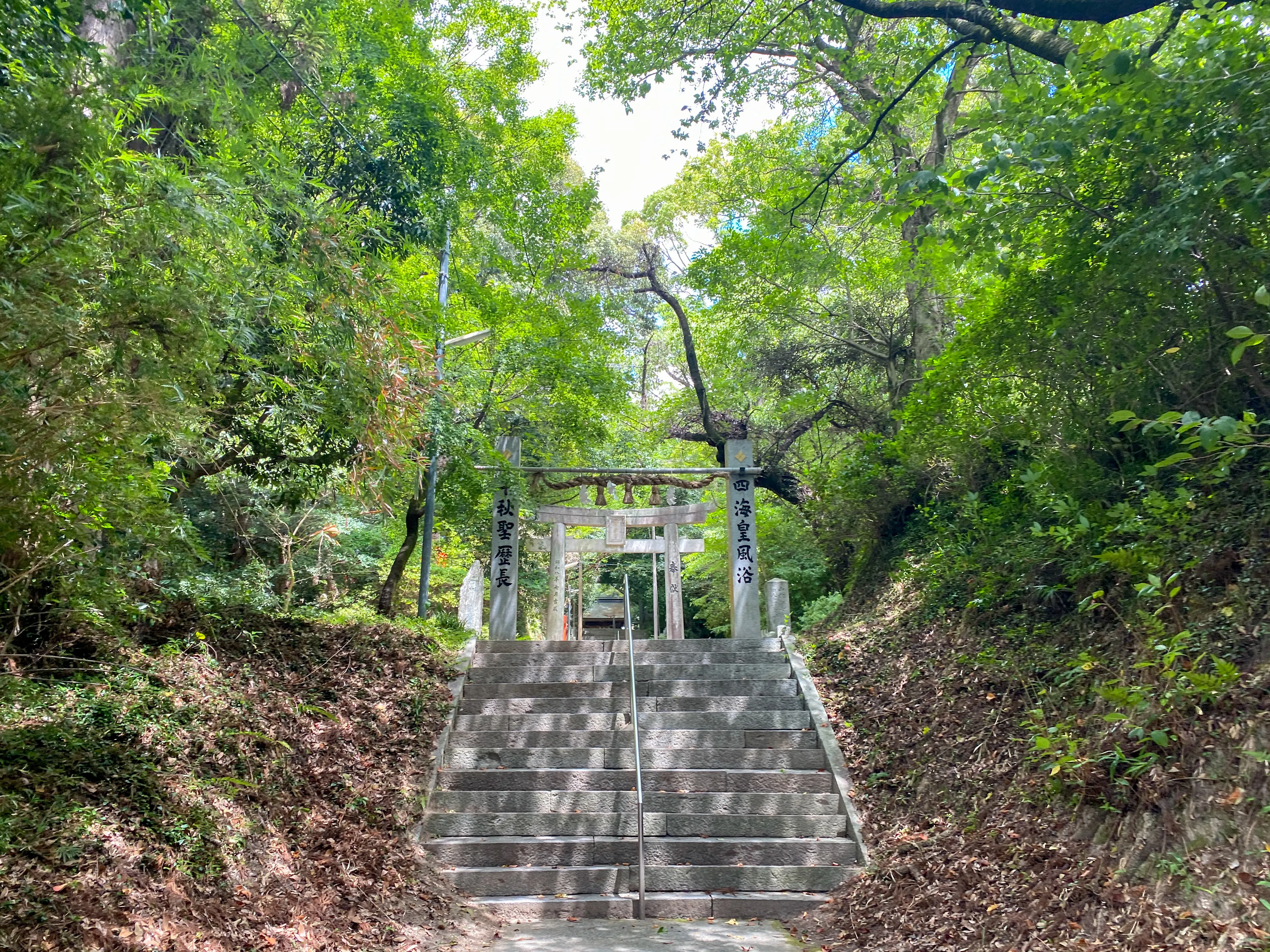 「筑紫神社」本殿へと続く道
